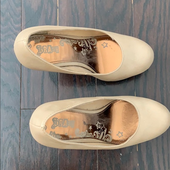 //PAYLESS// Nude Platform Heels - Picture 2 of 4